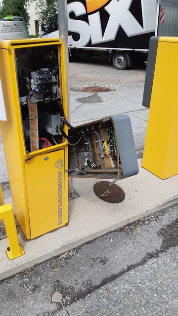Unbekannte Täter haben den Schranken an der Pernerinsel zerstört. | Foto: Stadtgemeinde Hallein