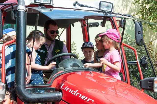 Das war ein Erlebnis: Die Kleinen durften auf den Traktor kraxeln. | Foto: AVOS/Bukovics