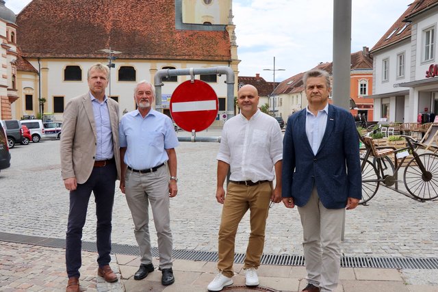 Paul Klingenstein, Fritz Polzhofer, Dietmar Peinsipp und Herbert Spitzer (v.l.) wehren sich gegen einen autofreien Hauptplatz.