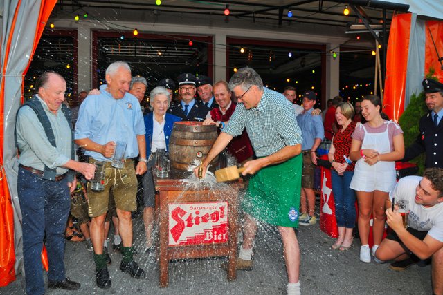 Voller Körpereinsatz beim Fassanstich: Bürgermeister Klaus Winkler.