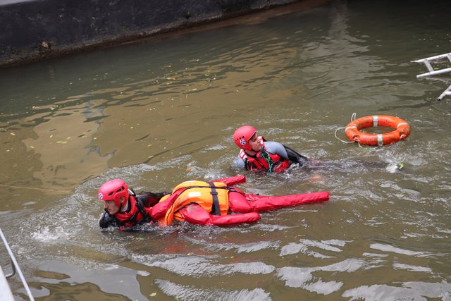 Die Wasserrettung probte erst mit einer Übungspuppe, ein weiteres Mal mit einem Kollegen die Rettung aus dem Mühlgang. | Foto: Edith Ertl