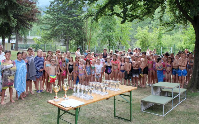 "Ab ins kühle Nass": Rund 100 Kinder stellten sich der Herausforderung Volksschulcup im Freibad Perjen. | Foto: Eva Hergel
