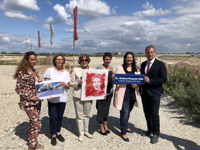 Blick auf das neue Quartier „Am Seebogen“ entlang der Barbara-Prammer-Allee und Präsentation der neuen Broschüre „Die Seestadt ist weiblich“ mit HoHo Wien-Projektleiterin Caroline Palfy, Seestadt-Unternehmerin Sylvia Schlagintweit, Künstlerin Milu Löff-Löffko,  „Science Buster“ und aspern-Beirat-Mitglied Elisabeth Oberzaucher mit Frauen- und Wohnbaustadträtin Kathrin Gaal und Bezirksvorsteher-Stellvertreter Karl Gasta (v.l.n.r.).	
 | Foto: Sellner