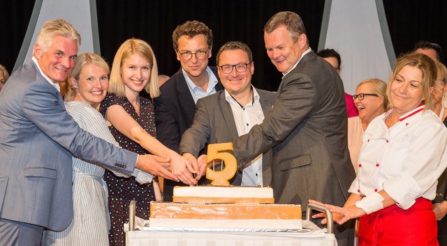 Mit prominenter Unterstützung durch Landeshauptmann-Stellvertreterin Christine Haberlander (3.v.l.), Geschäftsführer Franz Harnoncourt (4.v.l.) und Geschäftsführer Karl Lehner (l.) wurde von der Kollegialen Führung – Gabriele Meixner (2.v.l.), Günther Dorfinger (5.v.l.) und Tilman Königswieser (6.v.l.) – die Geburtstagstorte angeschnitten.