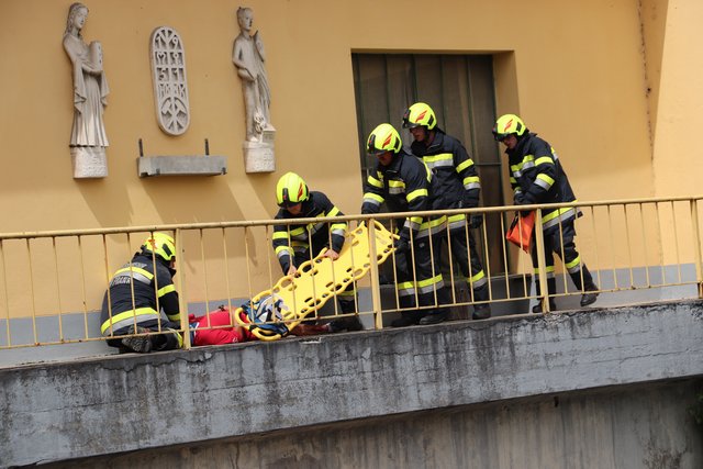 Mit einem Spineboard rettete die BTF Roto Frank den Schwerverletzten und übergab ihn dem Roten Kreuz. | Foto: Edith Ertl