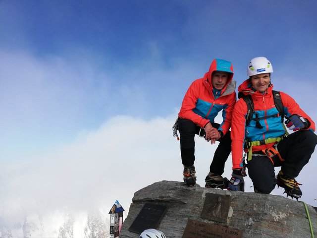 Gerald (links) und Thomas Kammerlander auf der 4634 Meter hohen Dufourspitze. | Foto: Team Kammerlander