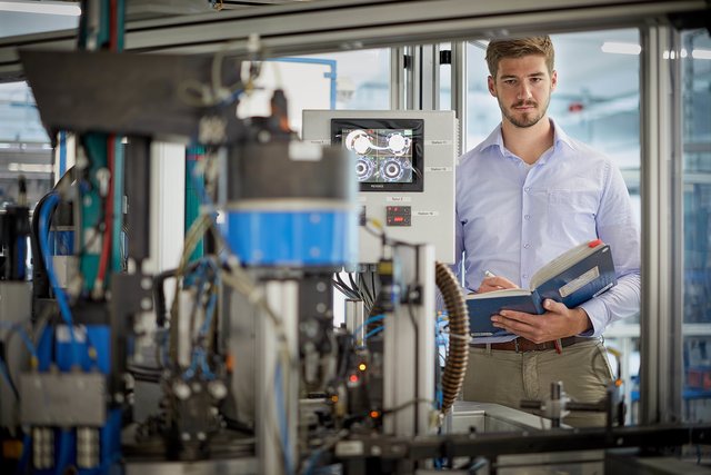 Studierende arbeiten bei MARK Metallwarenfabrik und studieren gleichzeitig am FH OÖ Campus Wels. | Foto: MARK Metallwarenfabrik