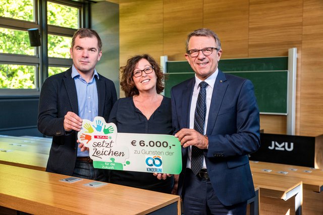 Jakob Leitner, Geschäftsführer der Spar-Zentrale Marchtrenk, Irene Schwaiger, Projektleitung KinderUni OÖ, und Andreas Kupfer, Rektor KinderUni OÖ.