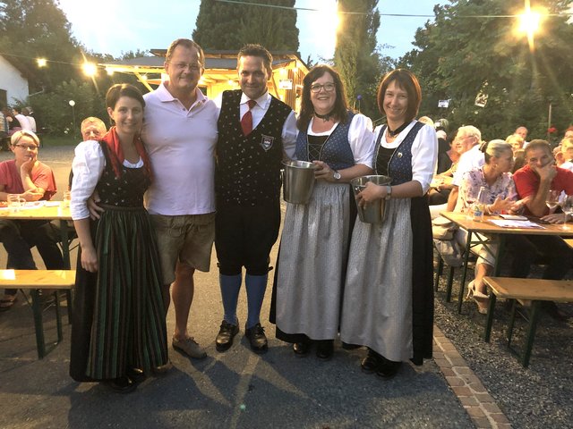 Obfrau Katrin Kieslinger mit Kurt Stessl, Rene Walitsch sowie den feschen Marketenderinnen des MV Kaindorf.