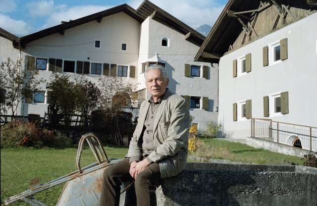 Autor Felix Mitterer in der Südtiroler Siedlung, der Spielort für das Hauptstück der Tiroler Volksschauspiele 2019.