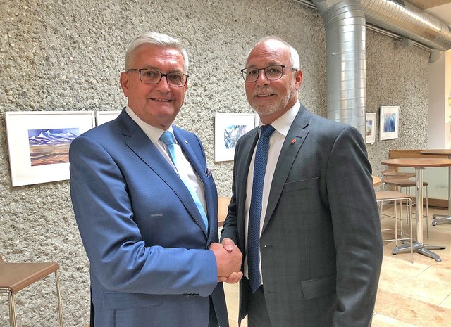 Österreichs Gemeindebund-Präsident Alfred Riedl gratuliert Salzburgs-Gemeindeverband-Chef Günther Mitterer zur Wiederwahl.