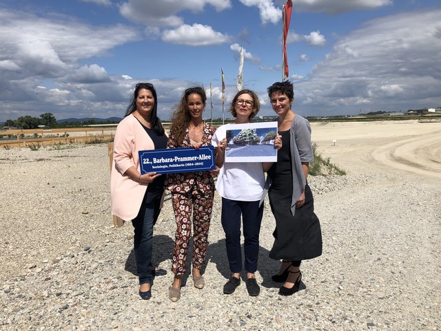 Blick auf das neue Quartier „Am Seebogen“ entlang der Barbara-Prammer-Allee gemeinsam mit Seestadt-Pionierinnen (v.l.n.r.): Frauen- und Wohnbaustadträtin Kathrin Gaal, HoHo Wien-Projektleiterin Caroline Palfy, Seestadt-Unternehmerin Sylvia Schlagintweit und „Science Buster“ und aspern-Beirat-Mitglied Elisabeth Oberzaucher.