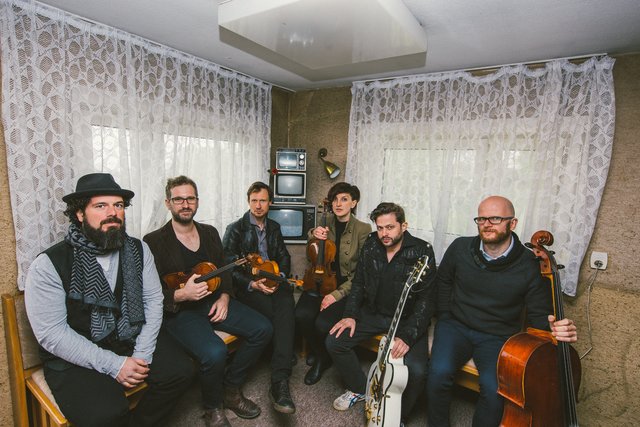 Zwischen Streichquartett und Songwriter-Kunst: die Band Neuschnee rund um Sänger Hans Wagner (2.v.r).