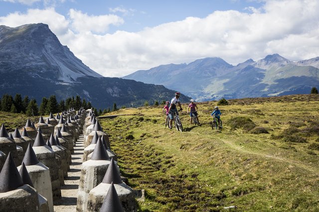 Zu Wander- oder Biketouren lädt das malerische Hochplateau von Plamort. Dort befinden sich die berühmten Panzersperren. Der Plamort Trail führt über die Grenze Österreich-Italien und endet an der historischen Bunkeranlage.