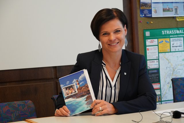 Bürgermeisterin Tanja Kreer sammelte in diesem blauen Buch die Anregungen und Wünsche der Straßwalchner Bürger. Nun will sie, was möglich ist, umsetzen.