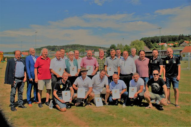 Dr. Wolfgang Bartosch, Präsident des Steirischen Fußballverbandes, Vereinspräsident Hans Fürntrath, Obmann Vizebürgermeister August Friedheim, Gemeindevorstand Michael Kriendlhofer, Diakon Gottfried Kriendlhofer mit den Geehrten und Vorstandsmitgliedern des USV Nestelbach