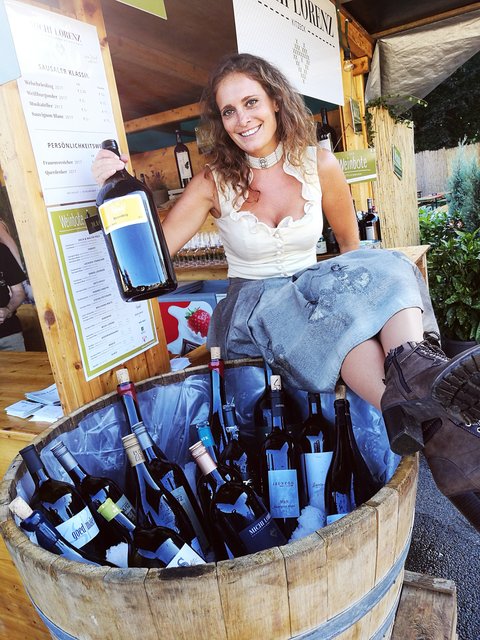 Weinraritäten aus Großflaschen werden auf der 50. Steirischen Weinwoche von Christina Dow kredenzt.