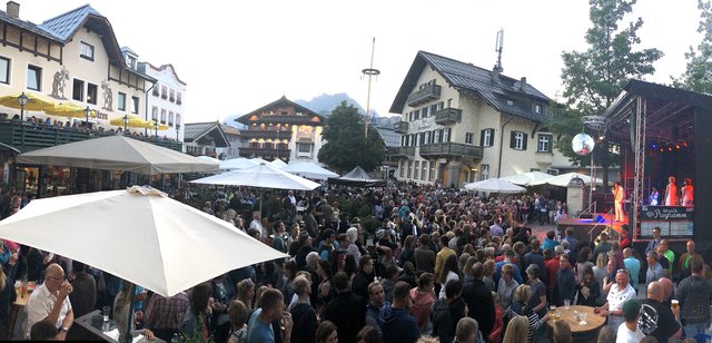 Voller St. Johanner Hauptplatz (im Bild: Auftritt der Elvis Las Vegas Show).