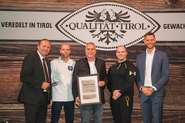 Großküchenprämierung Agrarmarketing Tirol: Josef Geisler (LH-Stellvertreter), Roland Eberl (Stv. Küchenleiter), Markus Wille (Leiter Wirtschaftsbetriebe), Josef Lindner (Küchenleiter) und Matthias Pöschl (AMTirol Geschäftsführer)