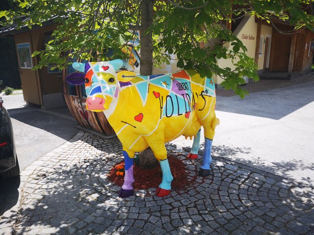 Diese bunte Kuh – bemalt von der Künstlerin Theresia Innerhofer – steht vor dem "Direkt Holidays"-Büro in Wald.  | Foto: Direkt Holidays
