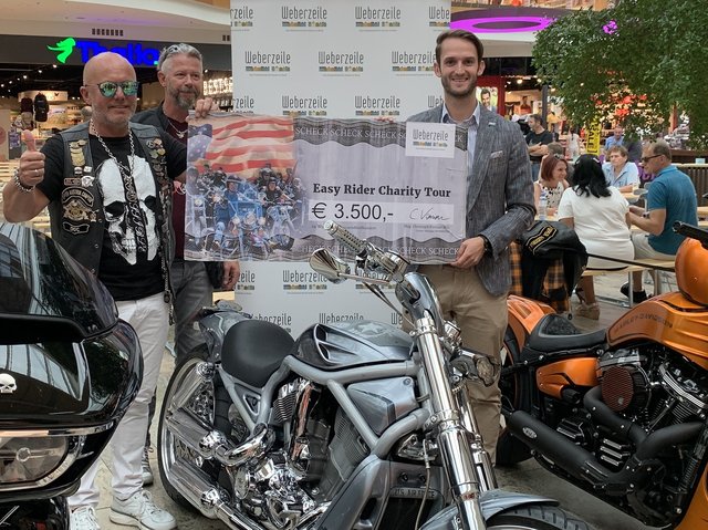 Center-Manager Christoph Vormair übergibt den Spendenscheck an Daniel Aigner und Wolfgang Auer, Präsident und Vize-Präsident der Easy Rider Charity-Tour.