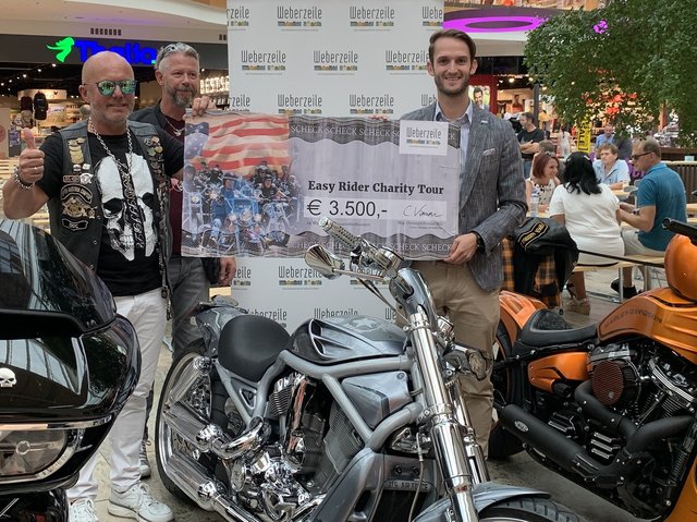 Center-Manager Christoph Vormair übergibt den Spendenscheck an Daniel Aigner und Wolfgang Auer, Präsident und Vize-Präsident der Easy Rider Charity-Tour. | Foto: Weberzeile