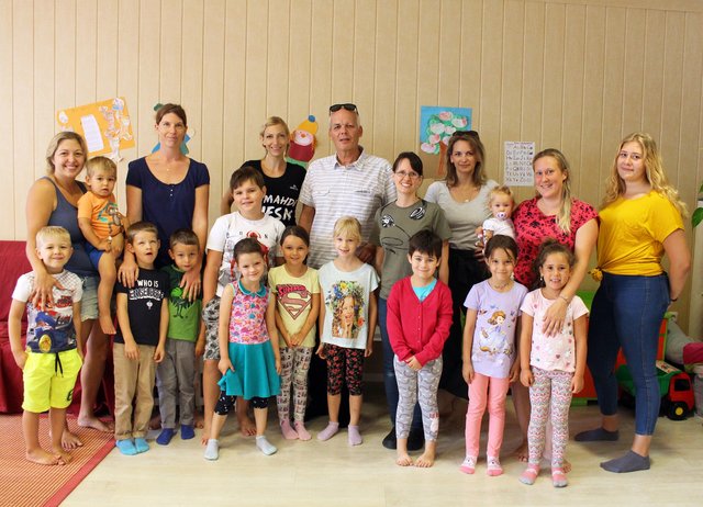Foto (ab Mitte v.l.n.r.): GGR Hermann Kögl, Kursleiterin Sonja Ullmann und Gemeindebedienstete Daniela Laas, mit den Eltern und Teilnehmern des Ferienprogramm-Workshops.