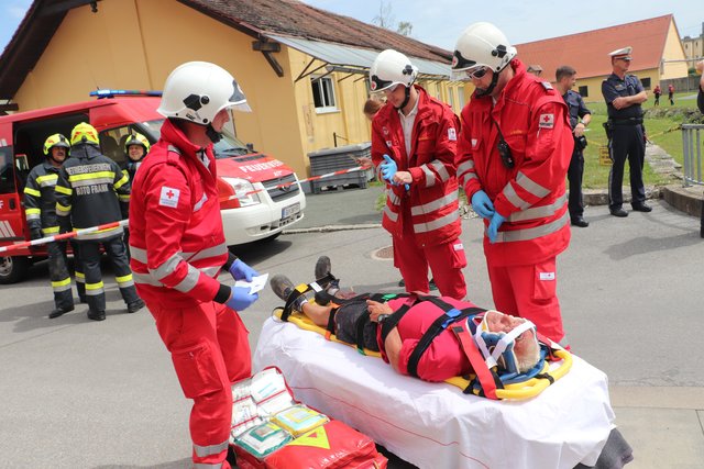 Blutüberströmt, mit offener Beinfraktur und Wunde am Kopf wurde die verletzte Person vom Roten Kreuz versorgt. | Foto: Edith Ertl