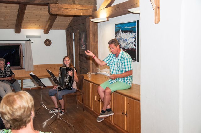 Garant für einen humorvollen Abend war das Duo „Grammelschmoiz“ mit Franz und Kathrin Hochwimmer. (Foto: AVOS/Manuel Bukovics)