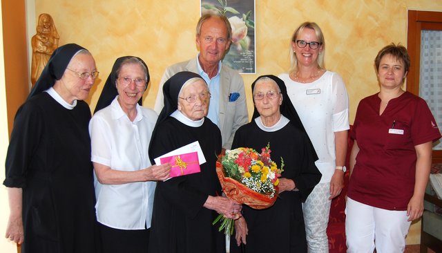 Jubilarin Sr. Ingunda Fellinger (3.v.l.) nahm Glückwünsche von Bürgermeister Herbert Brunsteiner entgegen.   | Foto: Stadtamt