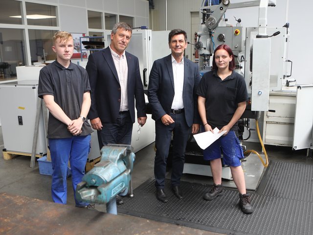 Besuch in der Lehrwerkstätte: Lehrling Lukas Böhm, JAW- Leiter Herbert Preinsperger, LR Christian Illedits und Lehrling Irene Urschler
