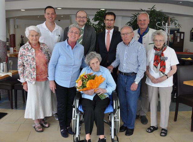 v.l.: Johanna Völker-Slatner, Pflegebereichsleiter Manuel Rentenberger, Erika Berger, Direktor Franz Oels, Josefine Berger, BH-Stellvertreter Mag. Matthias Krall, Walter Berger, Vizebürgermeister DI Johannes Prinz, Anna Steinmetz