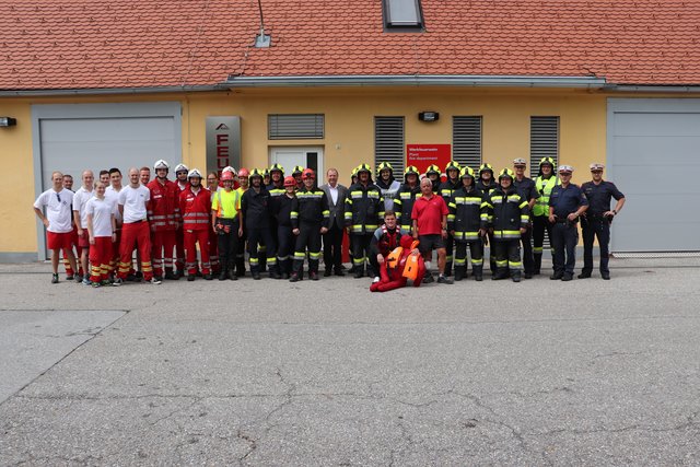 Auch die Übungspuppe der Wasserrettung durfte am Gruppenfoto mit allen Beteiligten nicht fehlen. | Foto: Edith Ertl