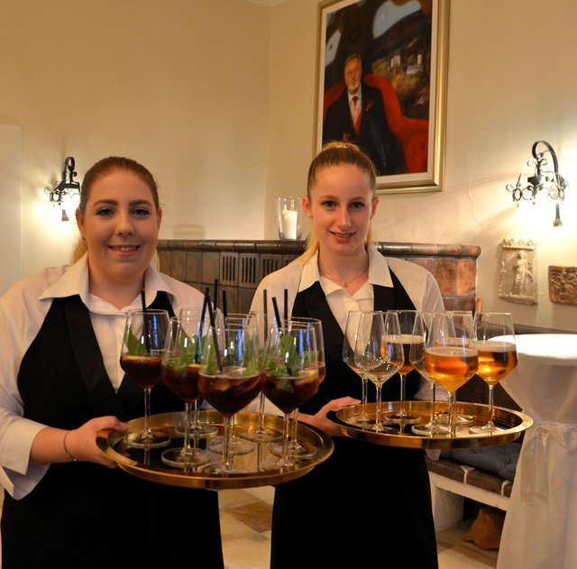 Offerierten den Apéretiv: Marie-Christin Schober und Irina Jester