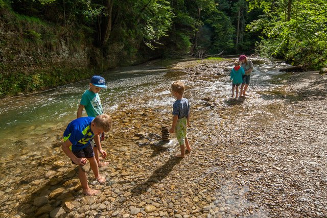 Ein Klick in das Foto öffnet die Galerie im Vollbildmodus.
Bild 03: Im Bereich der Station 2 - Streuwiese. Kinder spielen im Wasser der oberen Argen. | Foto: © by Ing. Günter Kramarcsik