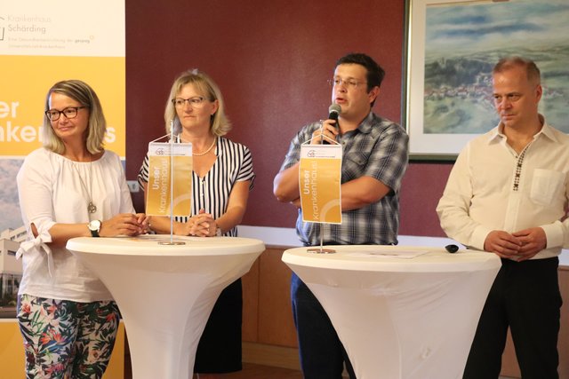 Das Expertenteam des LKH Schärding beantwortete Fragen: Physiotherapeutin Karin Scharinger, Krankenpflegerin Rosmarie Fischer, Oberarzt Dr. Bernd Hermann und Primar Dr. Leo Ottensammer. 