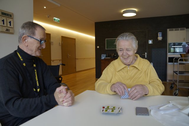 Beim "Karteln" mit Walburga und Hubert ist es der größte Spaß, wenn der Besuch verliert. | Foto: ama