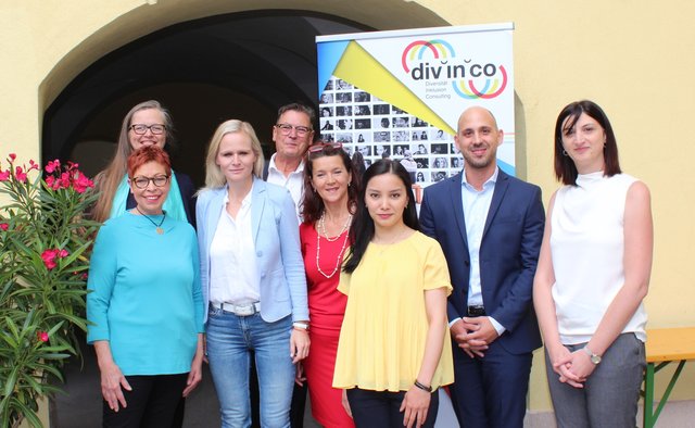 V.l.n.r.: Monika Troller, Spar-Markt Leiterin in Helfenberg, Sigrid Landl, Johanna Schörgenhuber, Masoomeh Fazeli, Referent Manuel Erkan Bräuhofer, Maya Gvadzabia-Stumptner; zweite Reihe: Michaela Lehofer Gerhard Gruber von div-in-co.