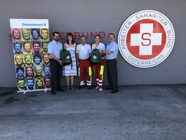 Stephan Mader und Nadine Wüllhorst (Diakoniewerk) mit dem Kriseninterventionsteam Bruno Acherer und Sabine Steiner sowie Samariterbund-GF Gerhard Czappek (v.l.).