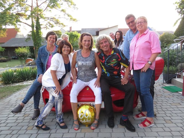 Toni Rei und Eva Wurm mit den Gästen in der Künstlerklause