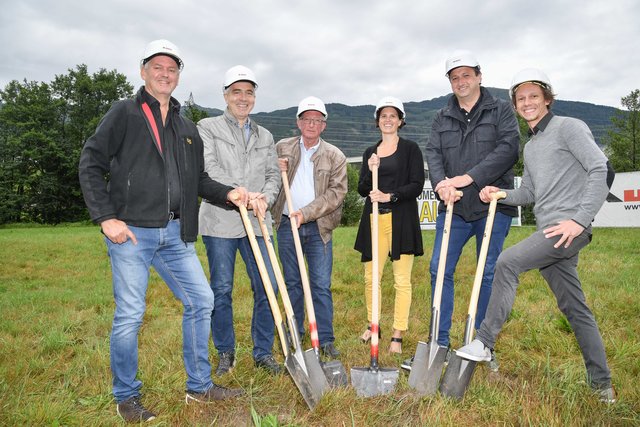 Spatenstich mit: v.l.: Alexander Dornauer (GF evolution lodge), Hans-Jürgen Klösch (GF World-Direct), Josef Kofler (BGM Sistrans), Claudia Baur (stv.GF Tiroler Bodenfond) und Stefan Auer (GF Auer Bau) und Bernhard Schwaighofer (Planer Schwaighofer Architektur).