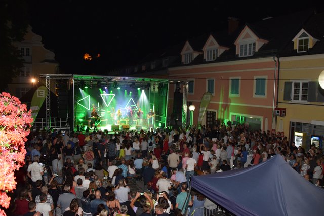"Live vorm Rathaus": Beim Auftritt von Saxophonistin Candy Dulfer brodelte es am Deutschlandsberger Hauptplatz.