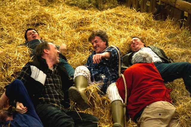 "Ein Dorf zieht blank", zu sehen am 23. August beim kulinarischen Sommerkino in der Schlosstenne Burgstall in Wies.