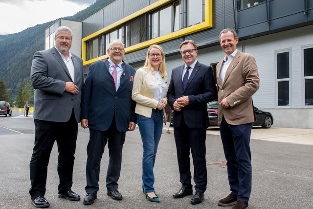 Freuen sich über die Standortstärkung (von rechts): Eigentümer Manfred Pletzer mit LH Günther Platter, Wirtschaftsministerin a.D. Margarete Schramböck, KR Anton Pletzer und iDM-Geschäftsführer Hans-Jörg Hoheisel. | Foto: iDM/Brunner Images