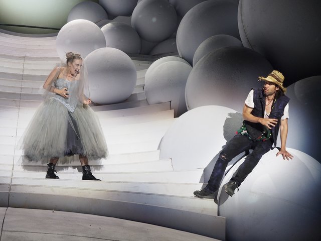 Unterhaltsames Duo: Theresa Dax (Papagena) und Max Simonischek (Papageno) | Foto: Armin Bardel