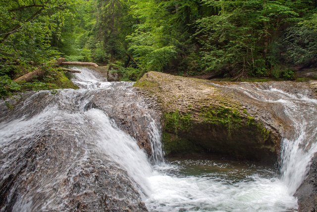 Ein Klick in das Foto öffnet die Galerie im Vollbildmodus.
Bild 35: Eine Felsbarriere aus harten Nagelfluhgestein lässt die Obere Argen über mehrere Kaskaden flussabwärts rauschen. | Foto: © by Ing. Günter Kramarcsik