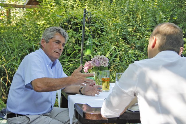 FPÖ-Klubobmann Herwig Mahr im Gespräch mit Thomas Kramesberger (BezirksRundschau).