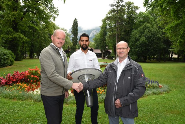 V.l.: Johann Döller (Bürgermeister Reichenau an der Rax), Firat Güzel (EVN) und Rudolf Wochoska (EVN).
