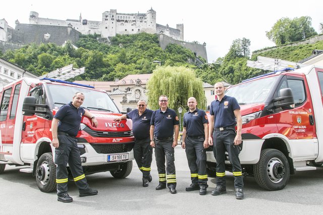 Konstantin Damjanovic und Heimo Ziss (Löschzug Bruderhof) mit FF-Kommandant Mike Leprich und Richard Poschacher sowie Stephan Haidenthaler (Löschzug Liefering).