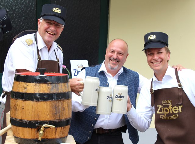Militärkommandant Kurt Raffetseder, Braumeister Christian Mayer und Brau-Union-Vorstandsvorsitzender Magne Setnes (v.l.) | Foto: Jungwirth